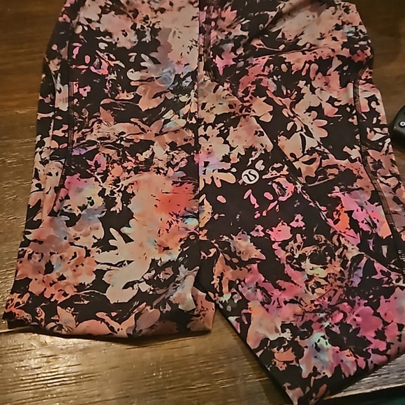 Lululemon fast and free stencil blossom red multi 23" crop size 2. Nwot - Picture 7 of 7